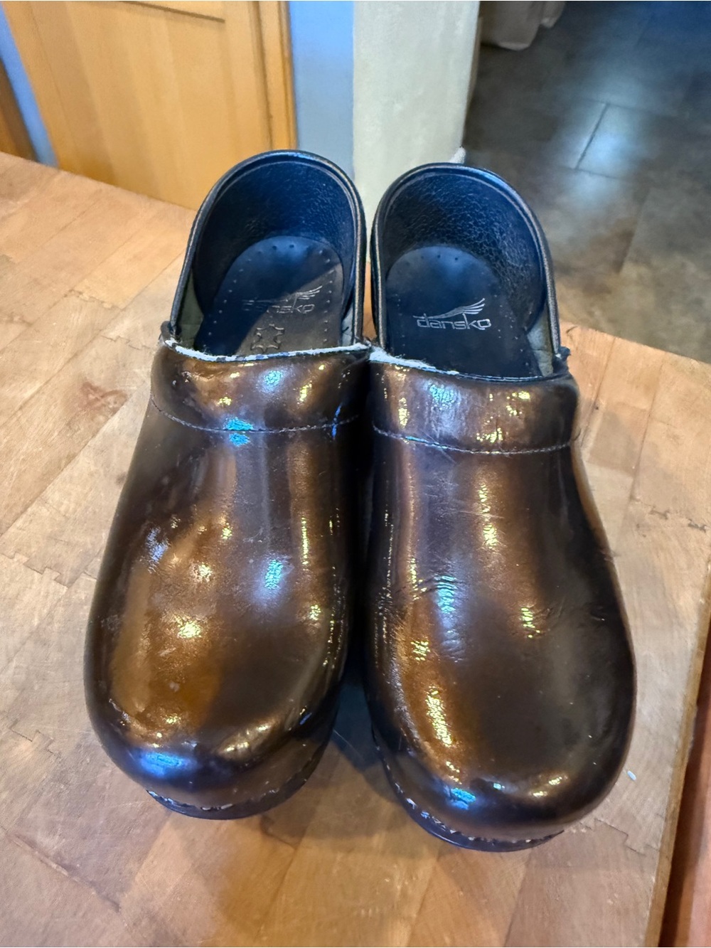 Dansko Womenโs Sz 37 Shiny Brown Clogs Slip on Shoes